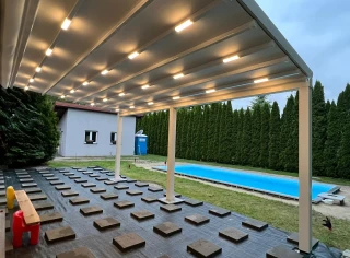 pergola-materialowa-jasna-basen-7.webp