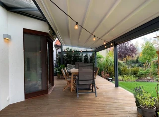 pergola-materialowa-szara-drewno-taras-3.webp