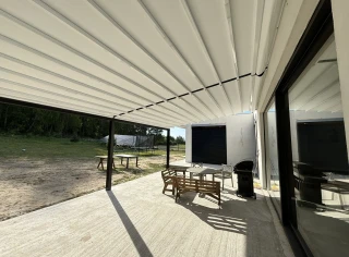 pergola-materialowa-szara-minimal-dom-2.webp