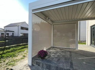 Pergola-lamelowa-jasna-rolety-bezowe-2.webp
