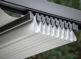 pergola-materialowa-szara-wolnostojaca-z-jacuzzi-6.webp
