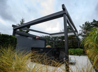 pergola-materialowa-szara-wolnostojaca-z-jacuzzi-1.webp