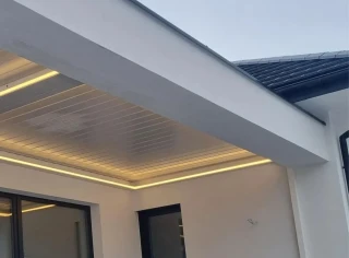 Pergola-lamelowa-wbudowana-w-dach-4.webp