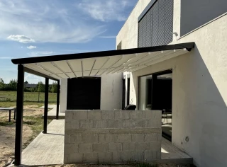 pergola-materialowa-szara-minimal-dom-1.webp