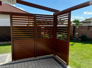 pergola-materialowa-drewniana-cala-3.webp