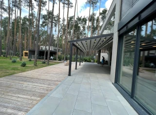 pergola-materialowa-szara-duza-w-lesie-3.webp