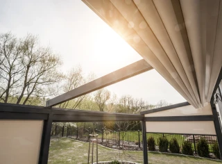 pergola-materialowa-duza-rolety-boczne-jasne-15.webp