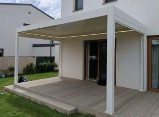 Pergola-lamelowa-biala-3.webp