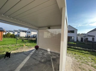 Pergola-lamelowa-jasna-rolety-bezowe-4.webp