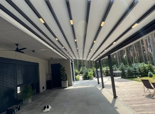 pergola-materialowa-szara-duza-w-lesie-7.webp