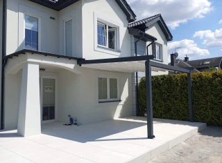 pergola-materialowa-szara-bialy-dom-1.webp