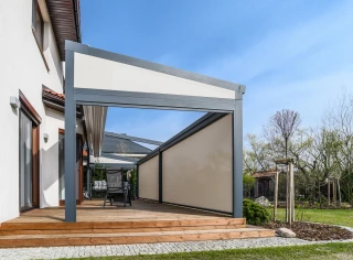 pergola-materialowa-duza-rolety-boczne-jasne-8.webp