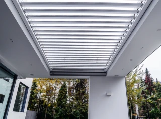 Pergola-lamelowa-wdachu-biala-4.webp