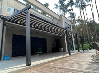 pergola-materialowa-szara-duza-w-lesie-10.webp