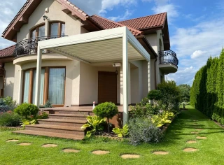 Pergola-lamelowa-jasna-wejscie-4.webp