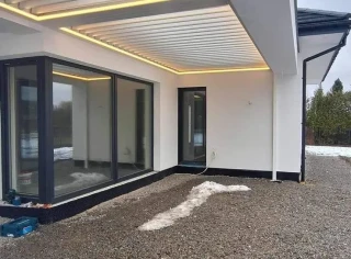 Pergola-lamelowa-wbudowana-w-dach-2.webp
