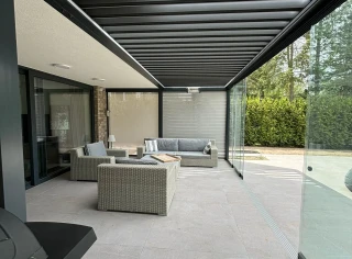 Pergola-lamelowa-ogrodzimowy-przesuwaneszyby-6.webp