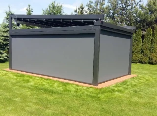 pergola-materialowa-szara-wolnostojaca-szare-rolety-boczne-3.webp