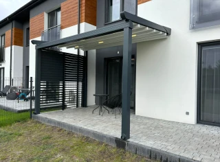 pergola-materialowa-szara-z-szybami-4.webp