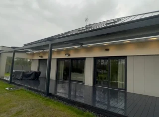 pergola-materialowa-szara-dlugi-taras-9.webp