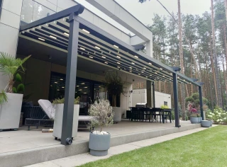 pergola-materialowa-szara-nowoczesny-dom-w-lesie-3.webp