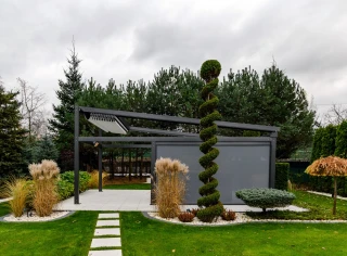 pergola-materialowa-szara-wolnostojaca-z-jacuzzi-3.webp