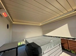 Pergola-lamelowa-jasna-rolety-jacuzzy-4.webp