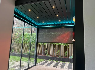 Pergola-lamelowa-niebieskie-ledy-2.webp