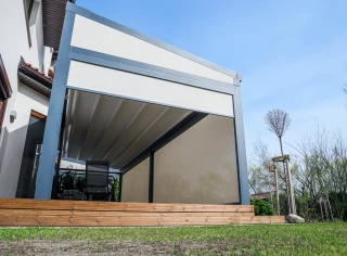 pergola-materialowa-duza-rolety-boczne-jasne-3.webp