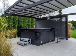 pergola-materialowa-szara-wolnostojaca-z-jacuzzi-11.webp