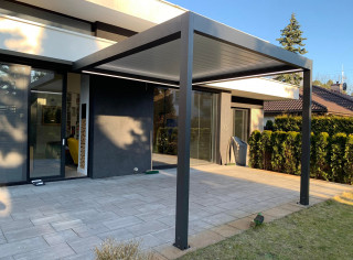 Pergola lamelowa model Sun Breaker w kolorze antracyt FSM71913 z listwowym oświetleniem LED