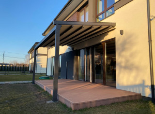 Pergola materiałowa. Model Square. Dodatkowo zastosowano oświetlenie LED oraz czujnik wiatrowy. Kolor: antracyt DB703