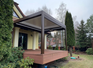 Pergola lamelowa Sun breaker z roletami bocznymi, oświetleniem LED oraz promiennikiem ciepła.Kolor konstrukcji to brąz RAL 8014