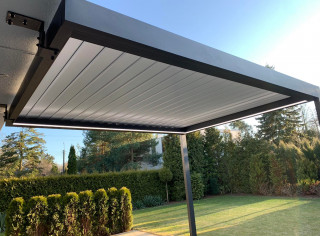 Pergola lamelowa model Sun Breaker w kolorze antracyt FSM71913 z listwowym oświetleniem LED