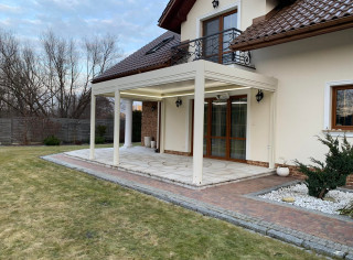 Pergola lamelowa Sun Breaker z pełną zabudową z rolet bocznych oraz oświetlenie LED