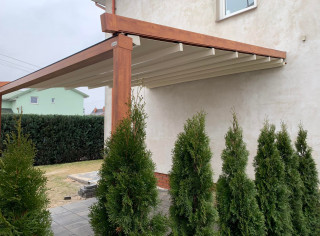 Pergola materiałowa z napędem na korbę