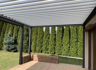 Pergola lamelowa z dodatkową nogą, oświetleniem LED oraz roletą boczną. Model Sun breaker, kolor antracyt strukturalny FSM 71913