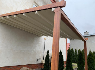 Pergola materiałowa z napędem na korbę