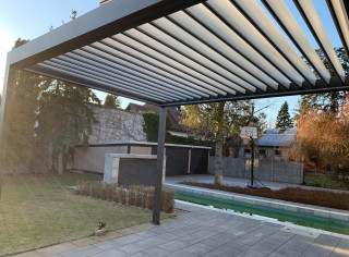 Pergola lamelowa model Sun Breaker w kolorze antracyt FSM71913 z listwowym oświetleniem LED