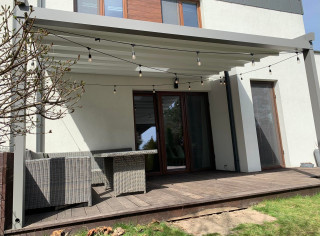 Pergola materiałowa model Premium oraz aranżacja świetlna Girlandy. Kolor konstrukcji: DB703