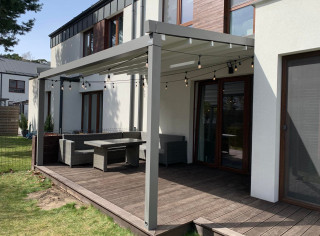 Pergola materiałowa model Premium oraz aranżacja świetlna Girlandy. Kolor konstrukcji: DB703