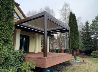 Pergola lamelowa Sun breaker z roletami bocznymi, oświetleniem LED oraz promiennikiem ciepła.Kolor konstrukcji to brąz RAL 8014