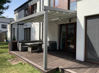 Pergola materiałowa model Premium oraz aranżacja świetlna Girlandy. Kolor konstrukcji: DB703