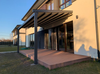 Pergola materiałowa. Model Square. Dodatkowo zastosowano oświetlenie LED oraz czujnik wiatrowy. Kolor: antracyt DB703